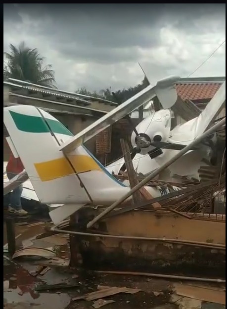 Aeronave monomotor caiu sobre uma residência em Goiânia, nesta segunda-feira