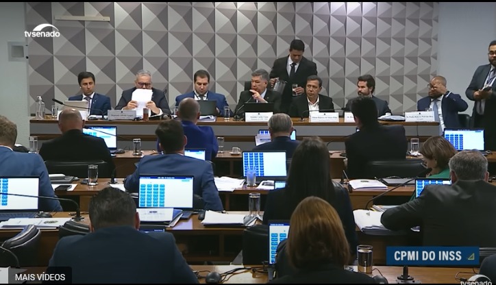 Presidente de sindicato de aposentados fica em silêncio na CPMI