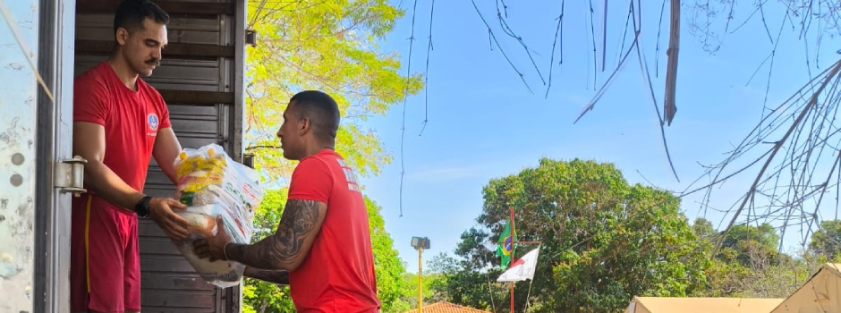 Bombeiros de Minas se mobilizam para ajudar famílias carentes durante combate a incêndios em vegetação no Norte de Minas