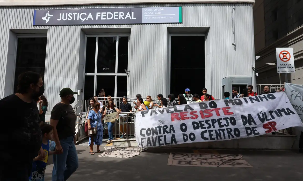 Moradores da Favela do Moinho protestam contra demolições e despejos
