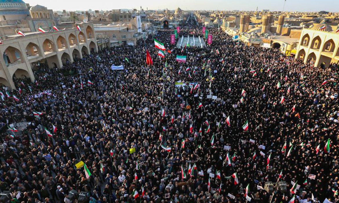 Atos pró-regime no Irã afirma que suposta interferência estrangeira gera novos problemas