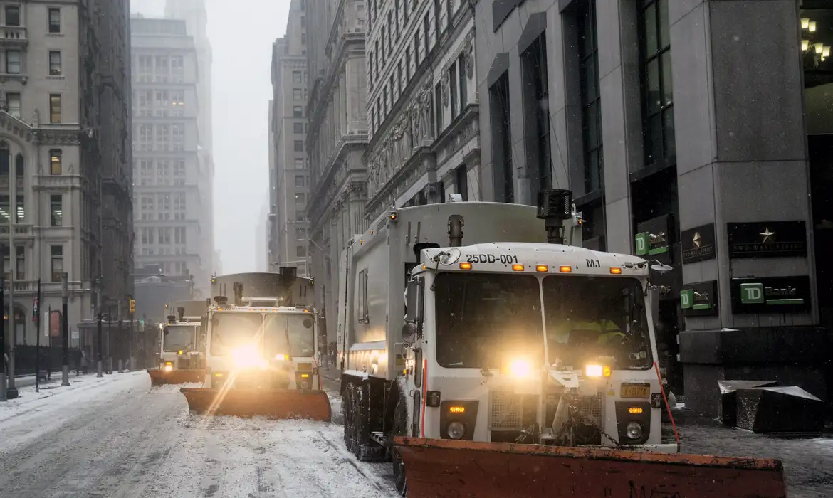 Tempestades atingem a região da Baía de São Francisco, causando chuva, granizo e neve nos Estados Unidos