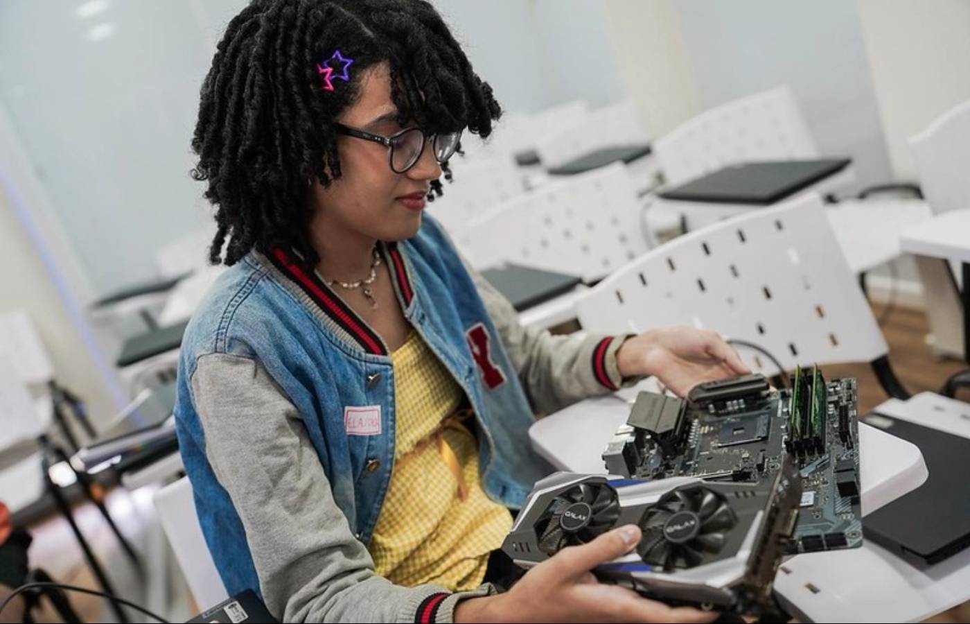 Carreta Digital: MCOM oferece cursos de tecnologia para pessoas trans e travestis em Recife (PE)