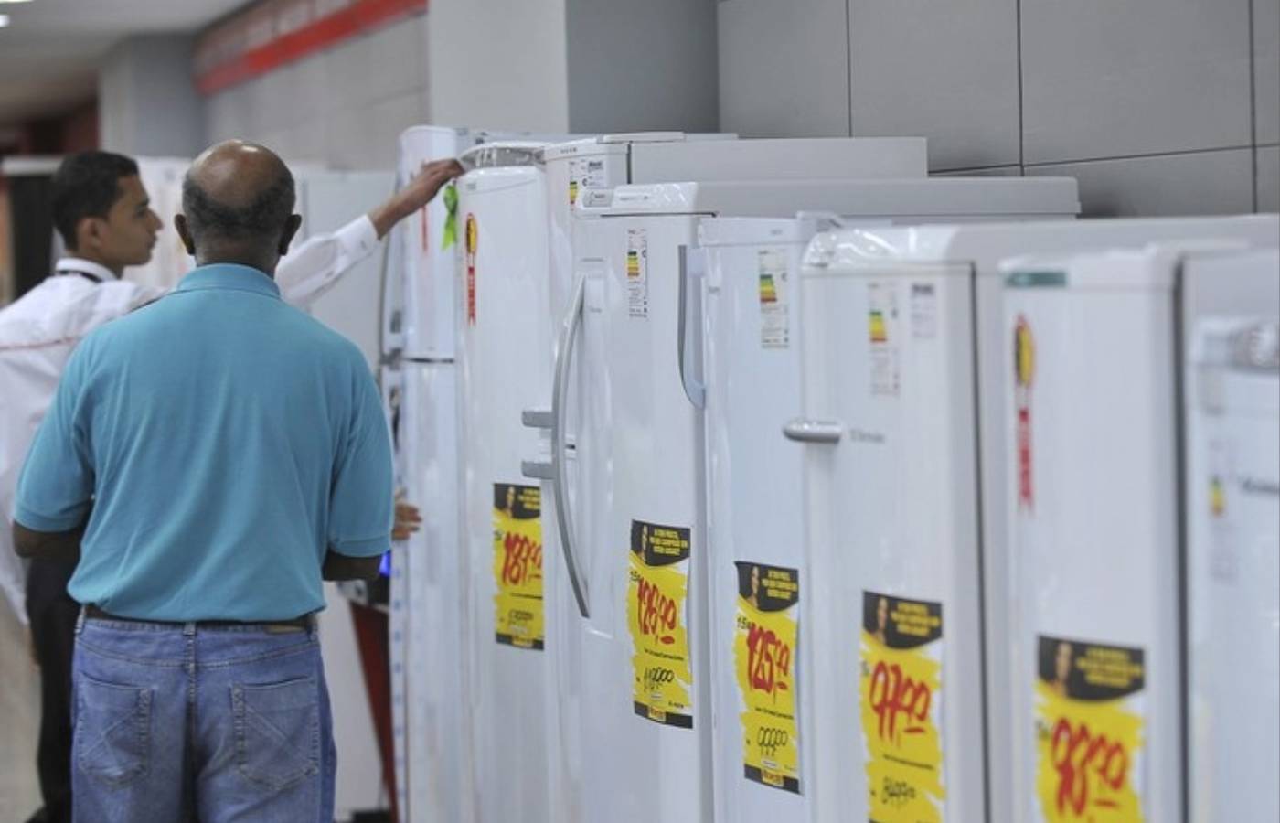 Confiança do comércio inicia 2026 pressionada pela Selic em 15%, aponta CNC