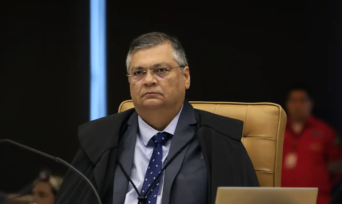 Dino defende STF e diz que Corte “acerta mais do que erra”, ou seja, admite erros cometidos pela corte