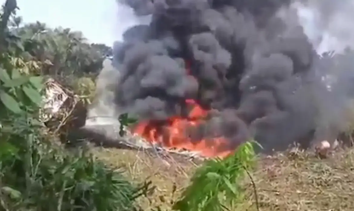 Chega a 66 número de mortos em queda de avião militar na Colômbia