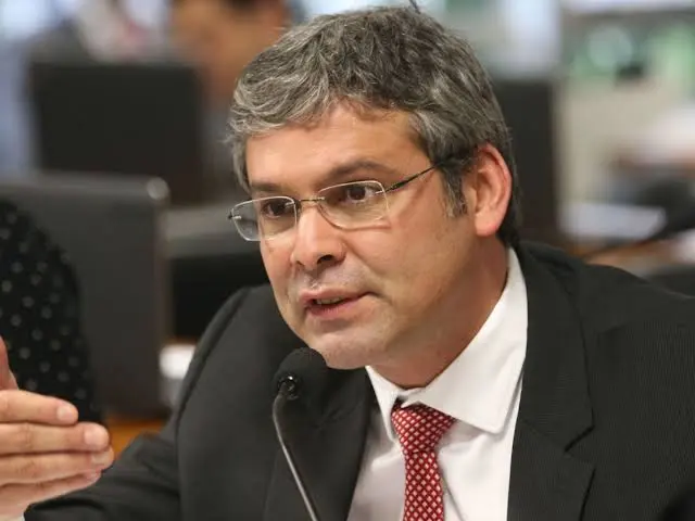 Execução judicial contra Lindbergh Farias avança e mira recuperação de quase R$ 1 milhão para educação especial em Nova Iguaçu