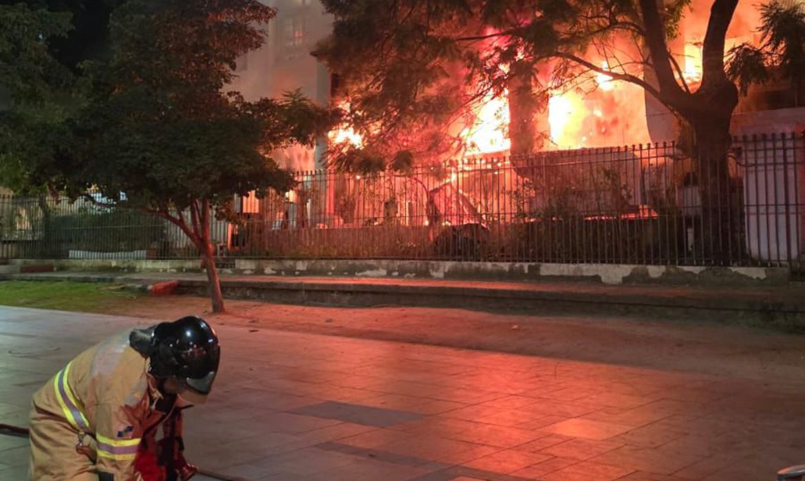 Princípio de incêndio atinge restaurante em edifício histórico do Rio