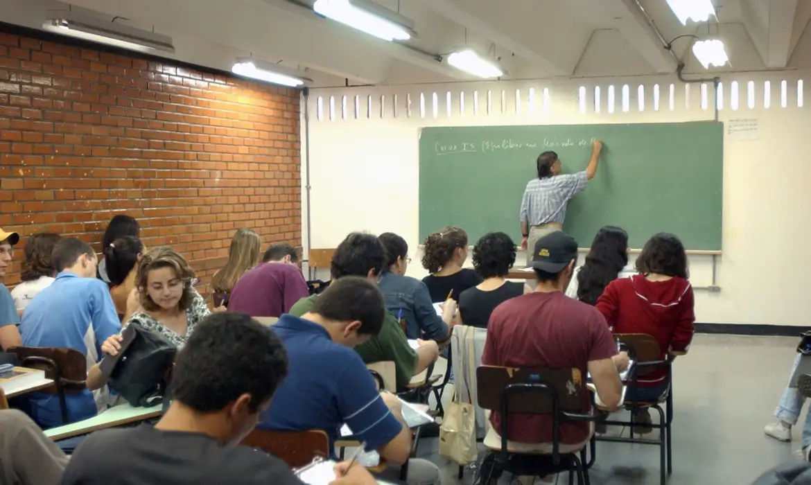 Metade dos professores formados em EAD têm desempenho insuficiente