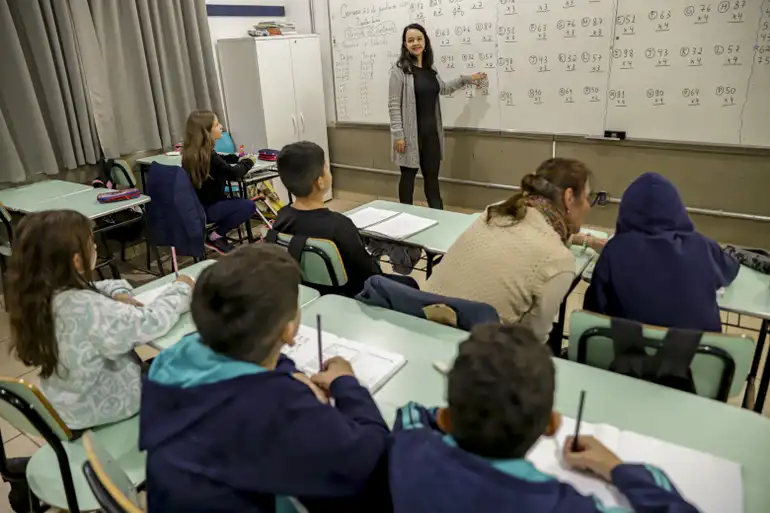 Senado aprova MP que estabelece piso de R$ 5.130 para professores