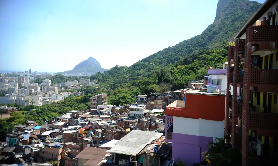 Operação na zona sul do Rio tem 6 presos e homem baleado em ônibus