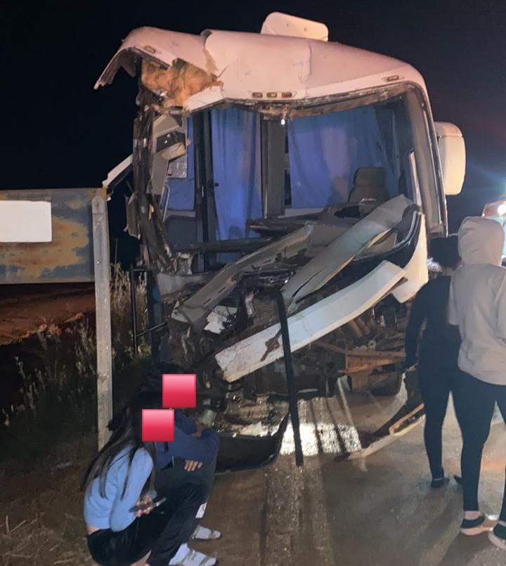 Ônibus com atletas Caçu e Santa Vitória sofre colisão com caminhão