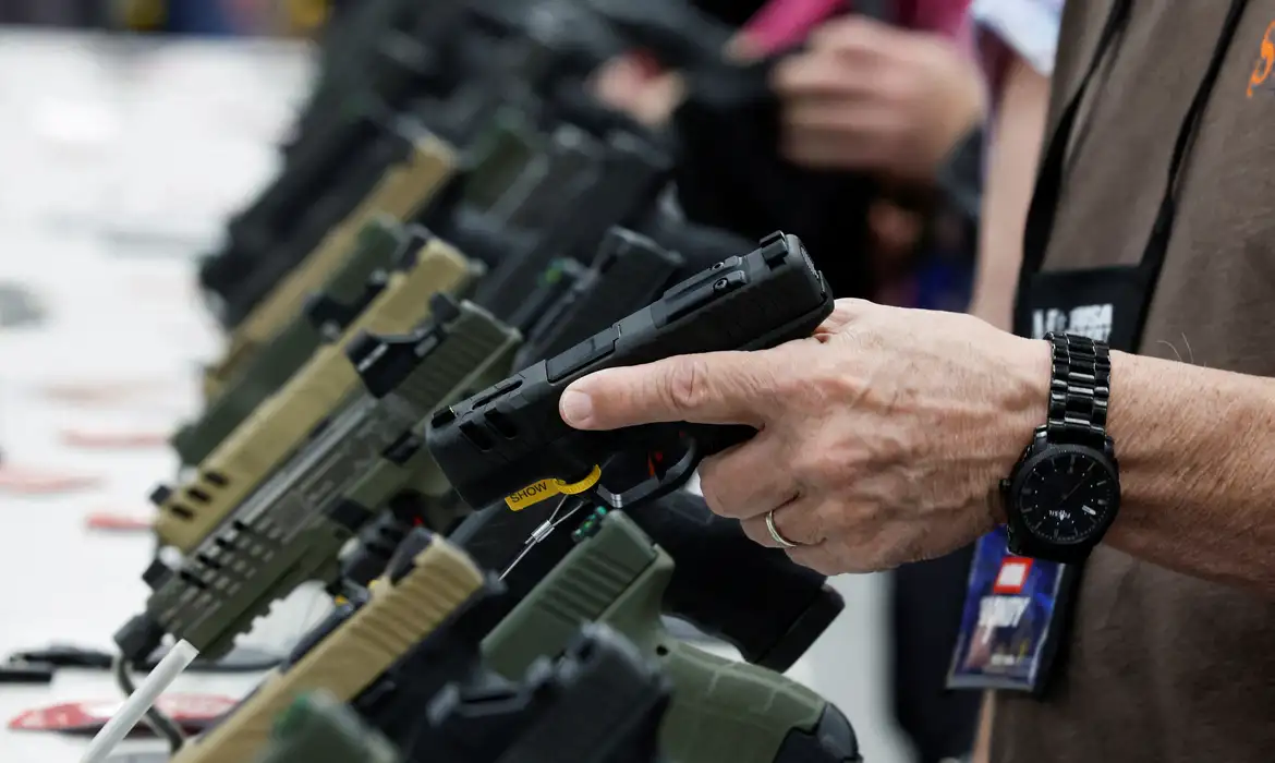 Governo tenta impor aumento de armas nos Estado Unidos com relação de armas ilegais no Brasil