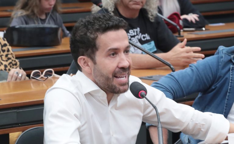 Janones defende “extermínio do bolsonarismo” e diz estar “pronto para matar ou morrer”; especialistas apontam possíveis implicações jurídicas