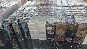 Operação policial em Uberaba apreende mais de 5,5 mil perfumes falsificados e óculos irregulares em loja no centro da cidade