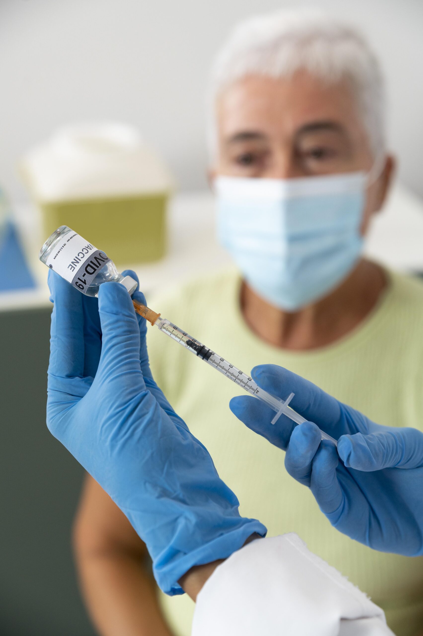 Relatório do Congresso dos EUA reacende debate sobre vacinação, comunicação oficial e decisões adotadas durante a pandemia