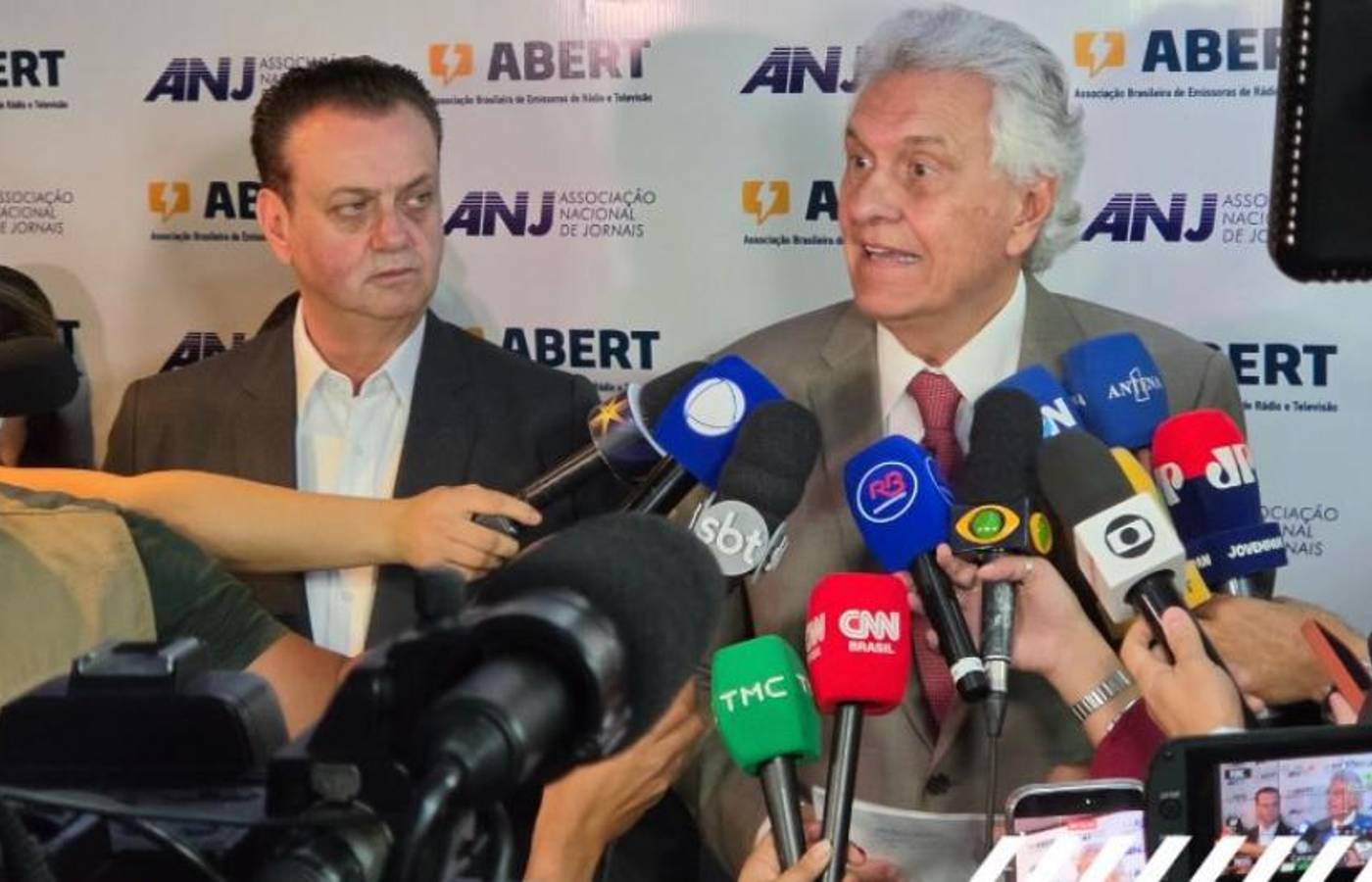 Caiado apresenta propostas para comunicação, segurança e economia em encontro da ABERT e ANJ
