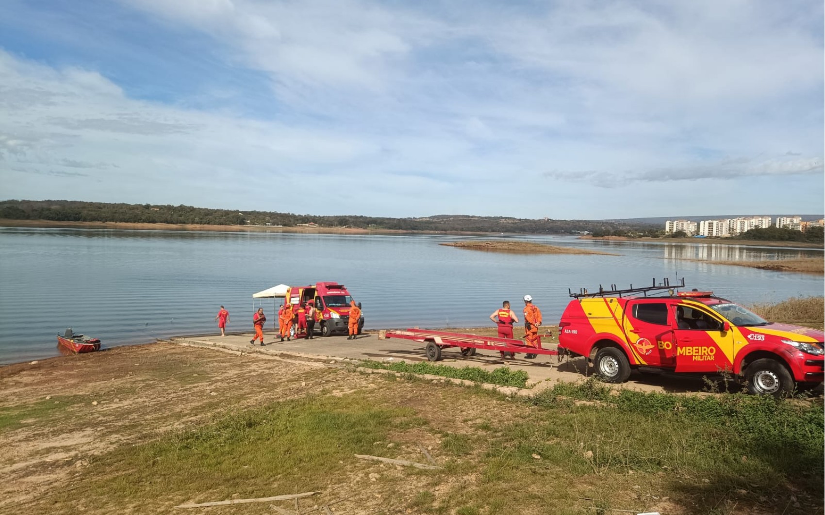 Avião anfíbio cai em lago; dois ocupantes são resgatados com vida e Bombeiros buscam fuselagem