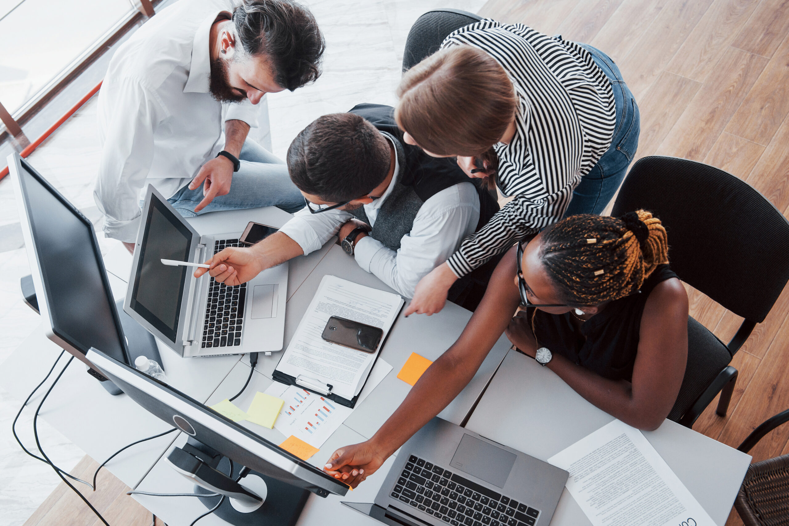 As 10 empresas em que os jovens mais sonham em trabalhar: veja o ranking completo e o que a nova geração realmente valoriza na carreira