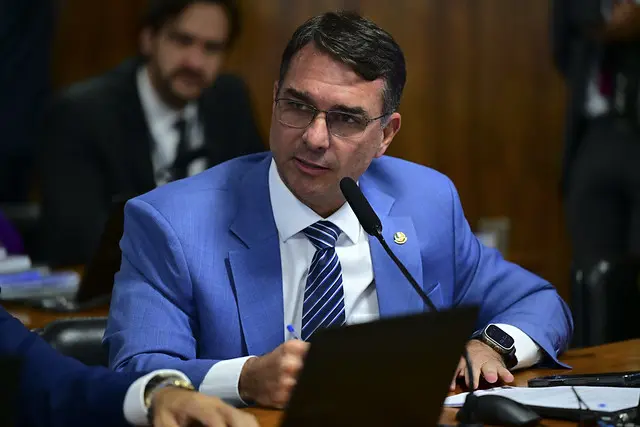 Fim do Estatuto do Desarmamento: Flávio Bolsonaro articula nova lei de armas para ampliar acesso no Brasil