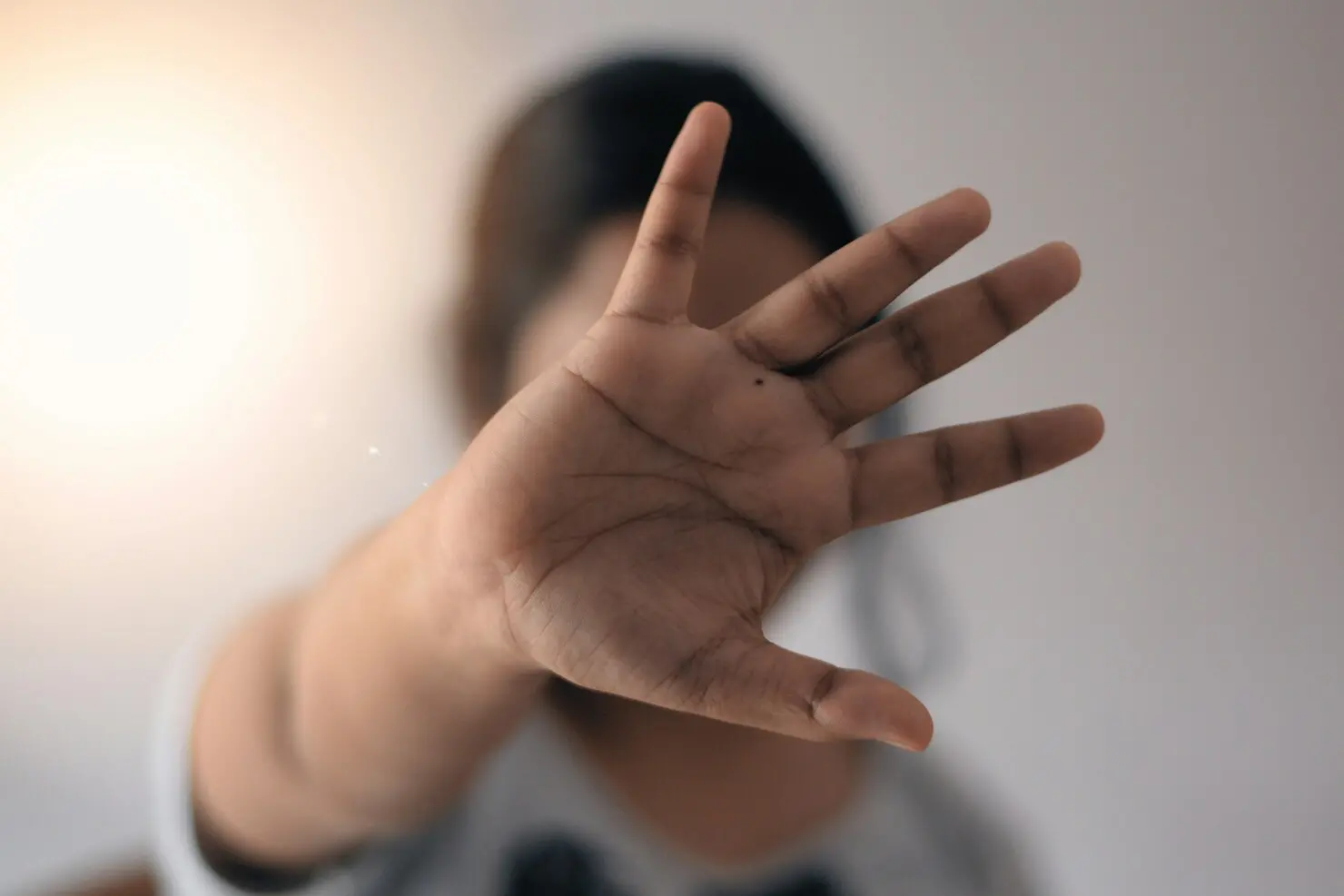 Violência contra a mulher em Goiás, descumprimentos de medidas protetivas disparam 15% e acendem alerta para a segurança das vítimas
