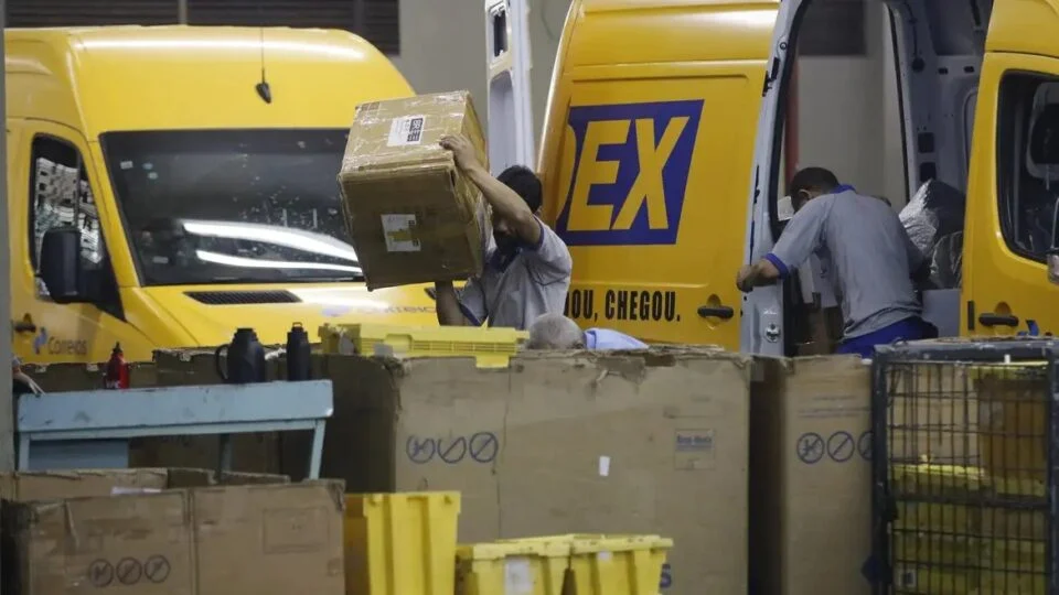 Correios anunciam novo plano de demissão voluntária para cortar até 7 mil funcionários e enfrentar crise bilionária nas contas
