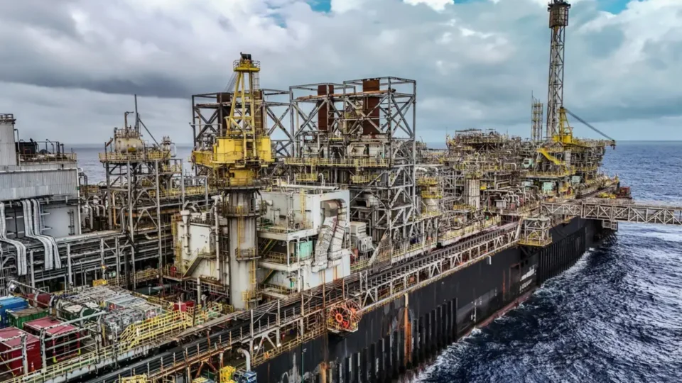 Justiça barra imposto de 12% sobre petróleo, mas governo reage horas depois com nova prorrogação que impacta o bolso dos brasileiros