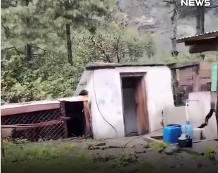 Deslizamento de terra engole galpão e árvores no Nepal