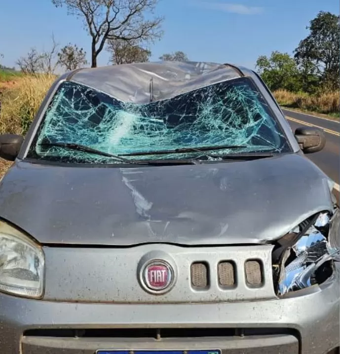 Caminhão perde carga e caixa-d’água de mil litros atinge carro em rodovia de Iturama na MGC-497