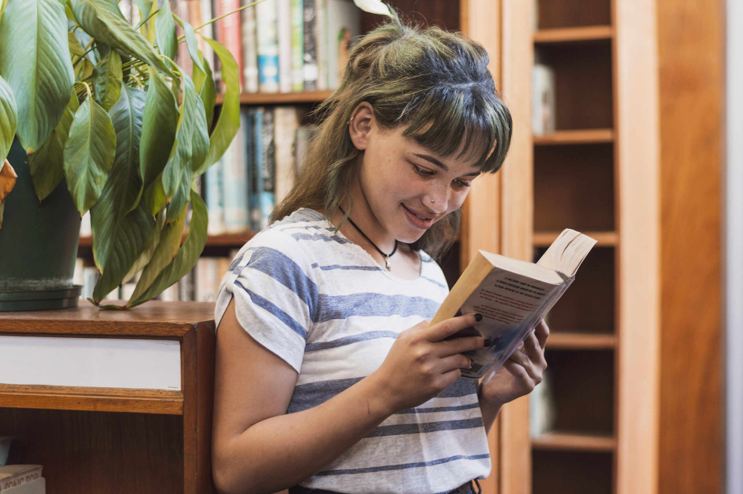 Leitura entre adolescentes chega ao pior nível deste século, enquanto telas e inteligência artificial mudam a forma de aprender