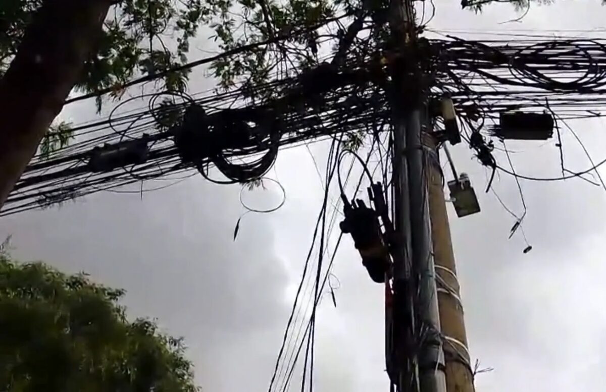 Mutirão em BH combate fios soltos e fiação irregular nos postes