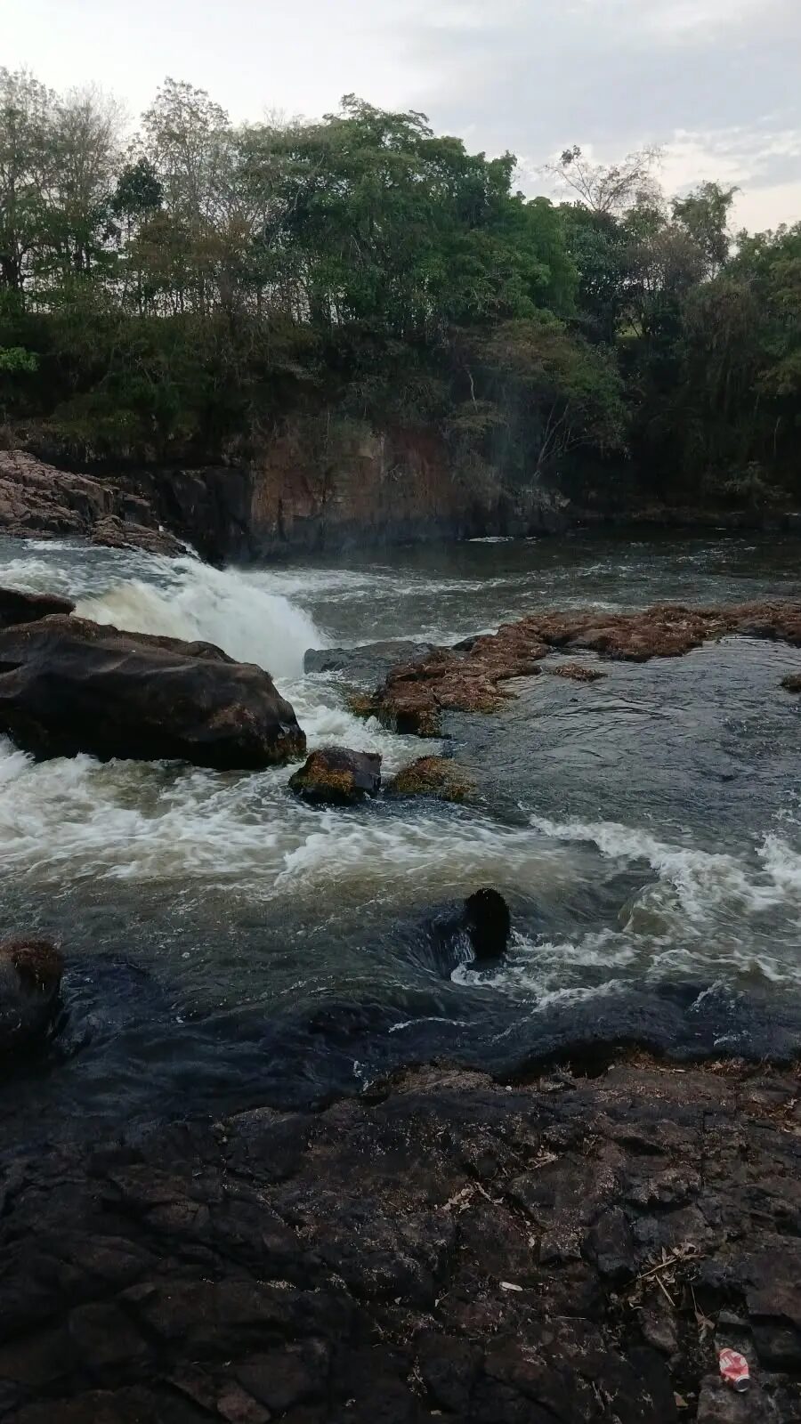 Jovem desaparece no Rio Claro, em Jataí, após escorregar em pedras e bater a cabeça