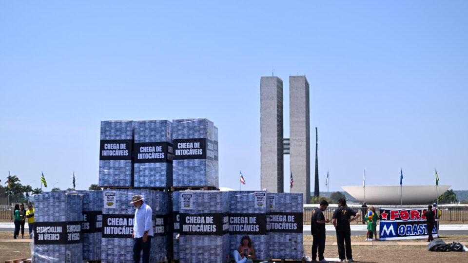 Manifestantes levam “montanha de dinheiro” em ato em Brasília