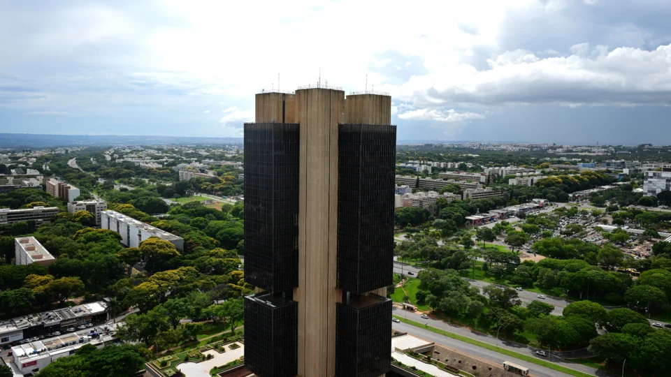 Dívida pública brasileira dispara e atinge 82,5% do PIB, o maior patamar registrado desde o período crítico da pandemia de Covid-19