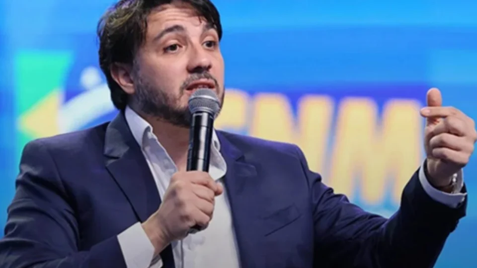 Defesa de Renan Santos aciona TSE e pede análise urgente de decisão monocrática do ministro Dias Toffoli pelo plenário da Corte