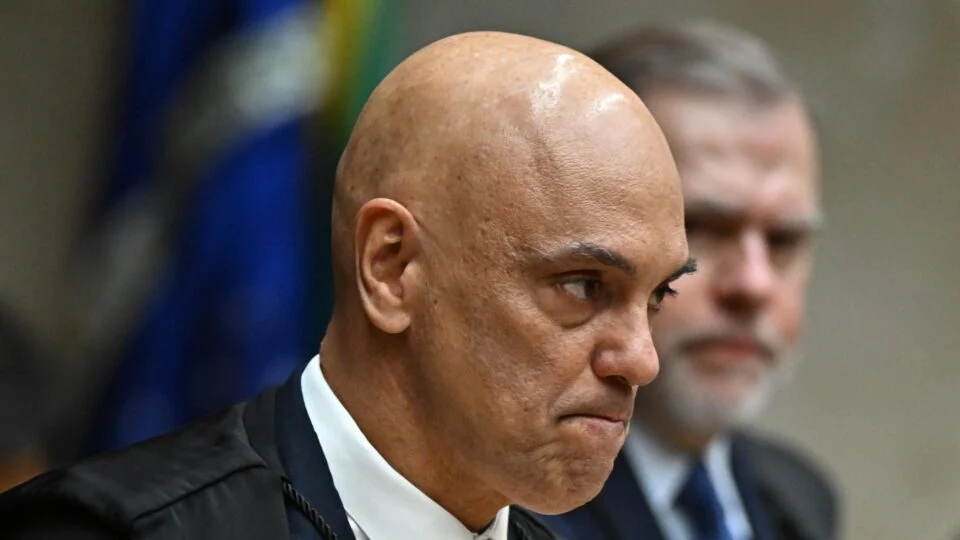 Transparência Internacional pede saída de Alexandre de Moraes e gera debate sobre limites do Judiciário e imparcialidade no STF