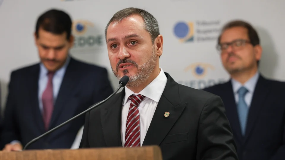 Dino decide reintegrar diretor-geral da Polícia Federal após afastamento determinado pelo ministro Mendonça em decisão judicial