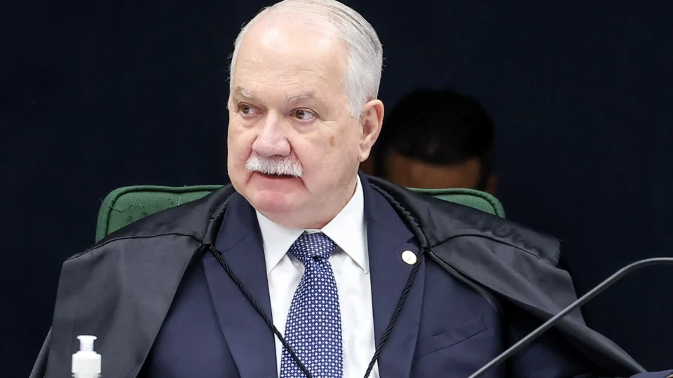 Fachin trava investigações contra Mendonça e Moraes após apontar grave lesão à ordem pública e risco ao equilíbrio institucional