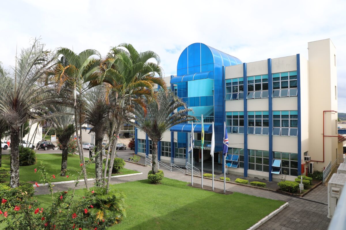 Unifal-MG abre concurso público para professores com salários de até R$ 13 mil
