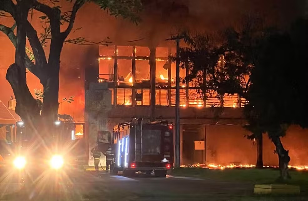 Incêndio atinge laboratórios de câncer e autismo na UFPE
