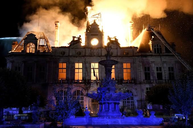 Prefeitura de Limoges é incendiada durante protestos na França