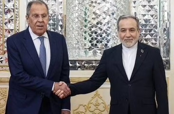 Irã e Rússia estreitam laços e ampliam cooperação nuclear