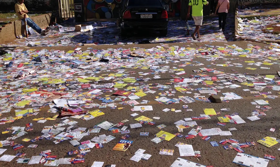 16 toneladas de propaganda eleitoral: o peso da campanha que Uberlândia precisou tirar das ruas
